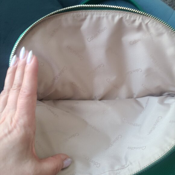 Calvin Klein green pebbled leather shoulder with silver hardware - Picture 9 of 16